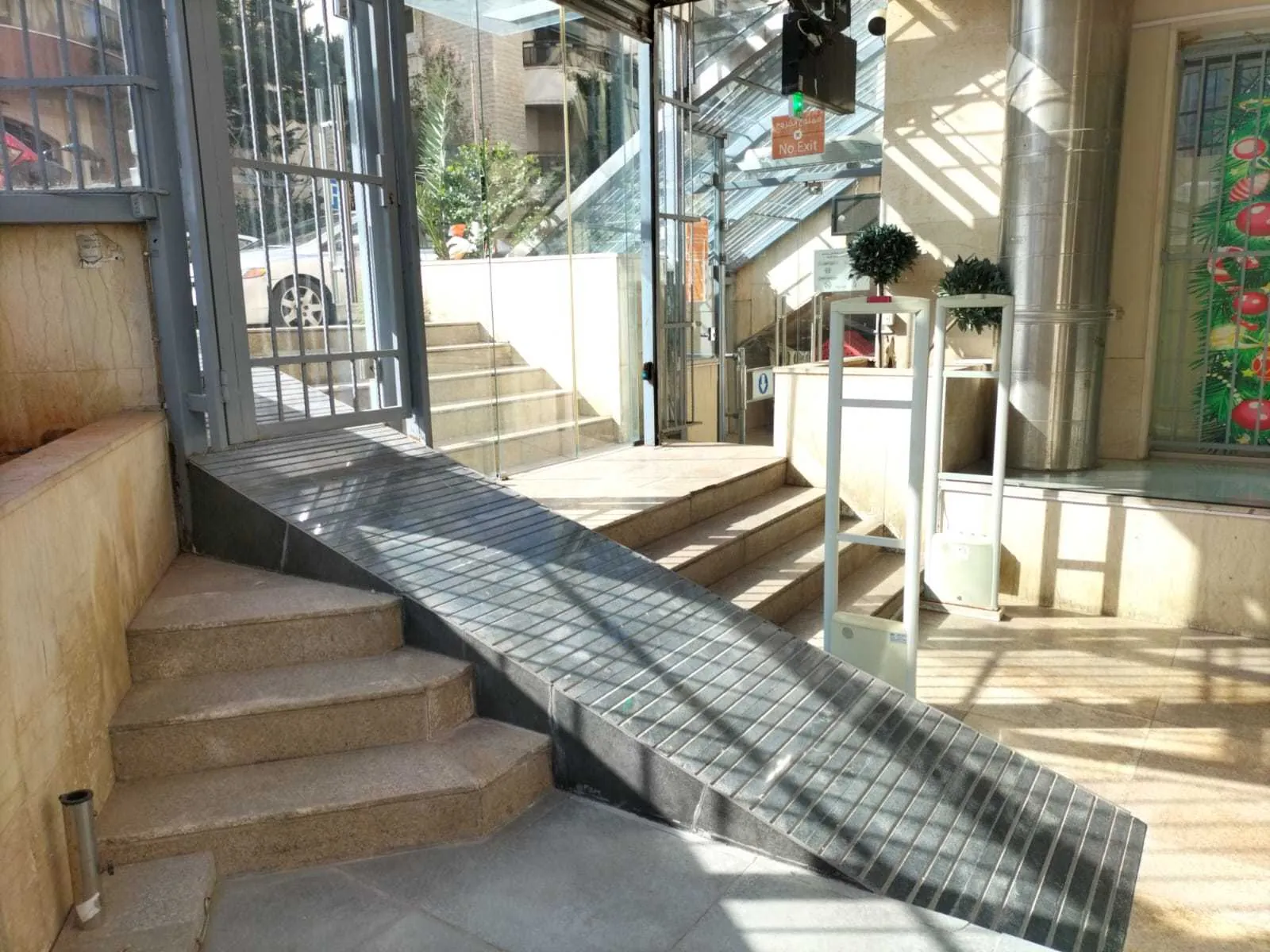 Used Showroom/Warehouse in Jnah, Beirut — الصورة 2