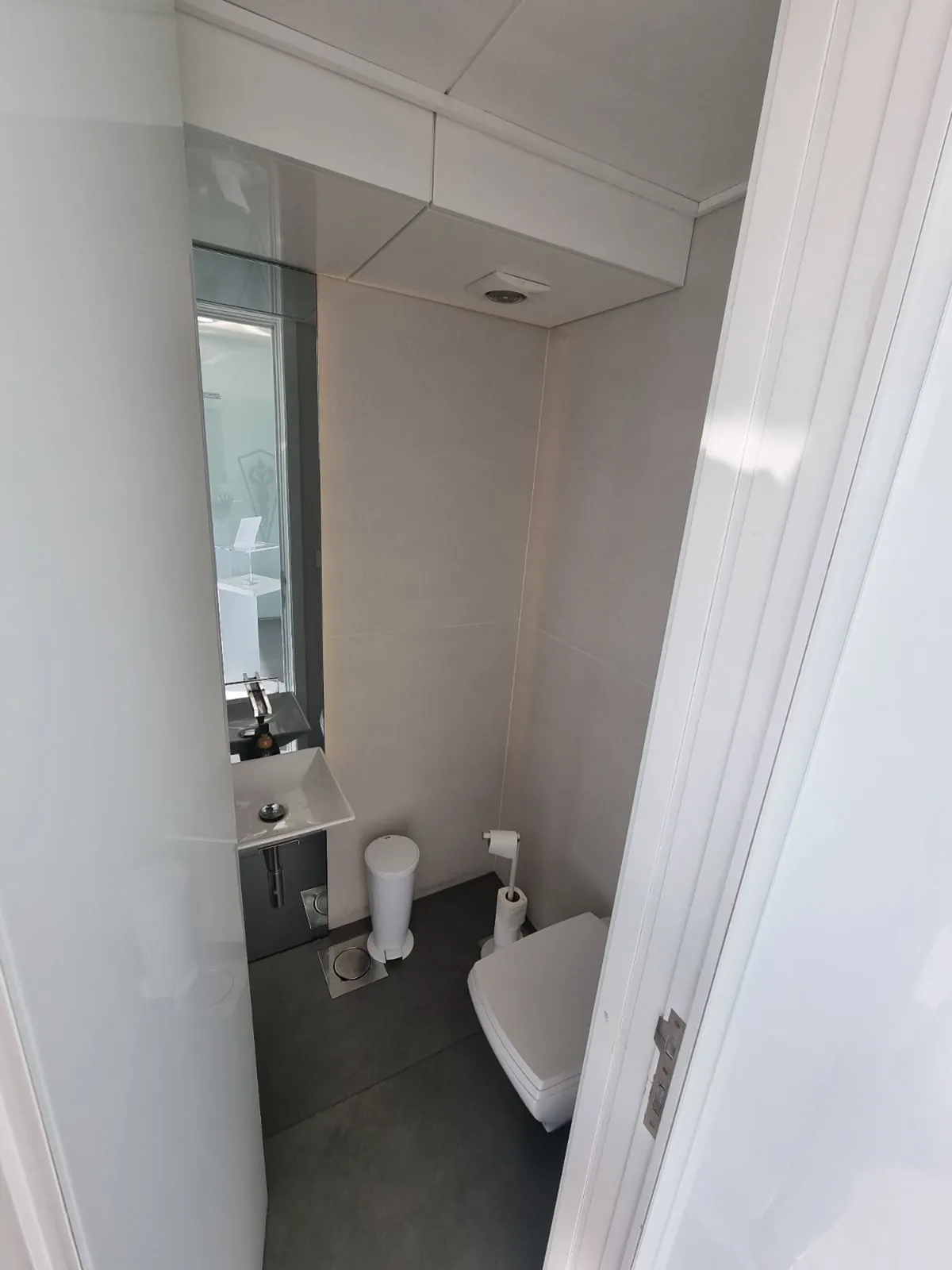 Fully Equipped Prime Location Office/Clinic in Antelias, Metn — الصورة 3