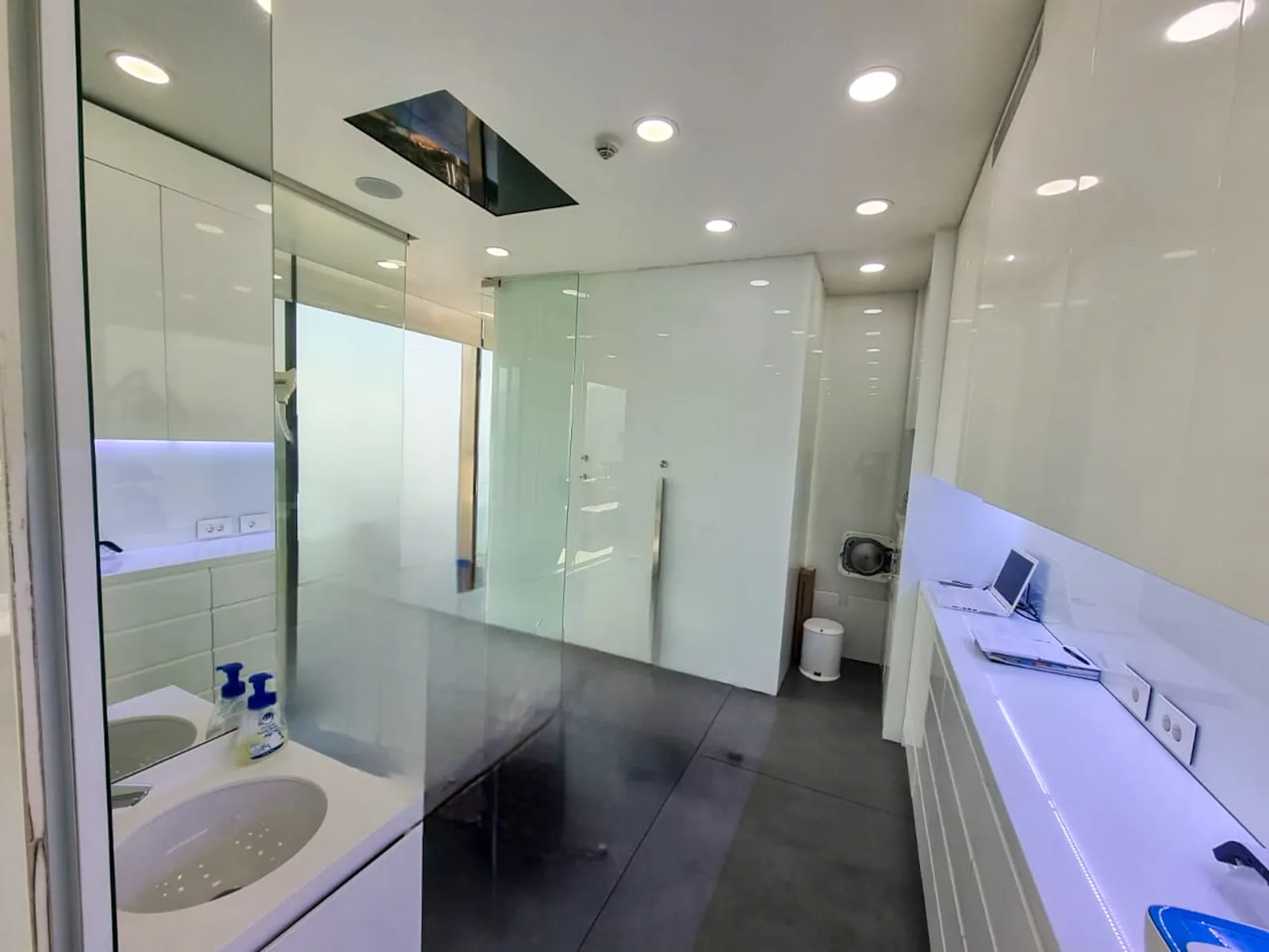 Fully Equipped Prime Location Office/Clinic in Antelias, Metn — الصورة 4
