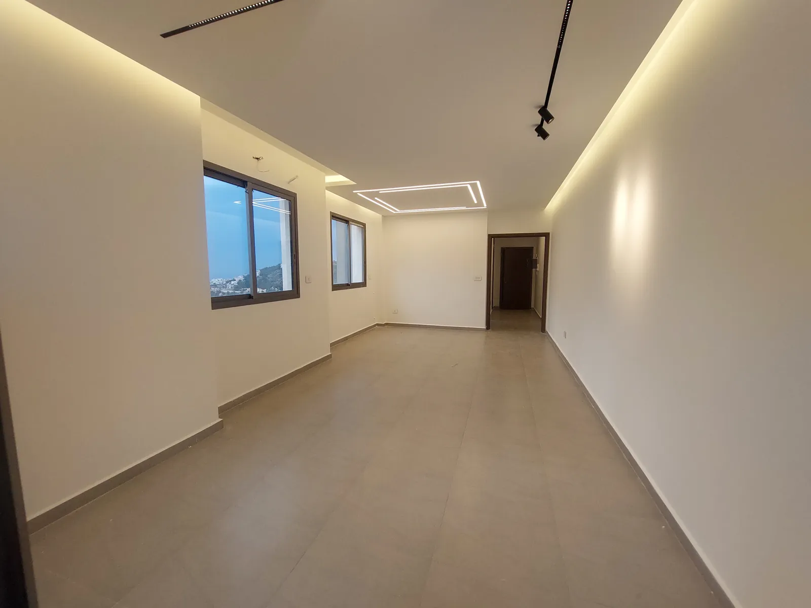 Brand-New Apartment in Zikrit with Sea and Mountain View — الصورة 2