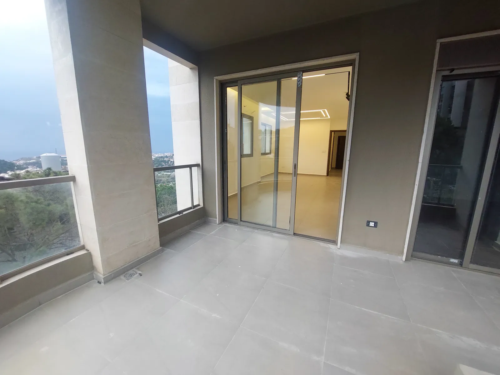 Brand-New Apartment in Zikrit with Sea and Mountain View — الصورة 3