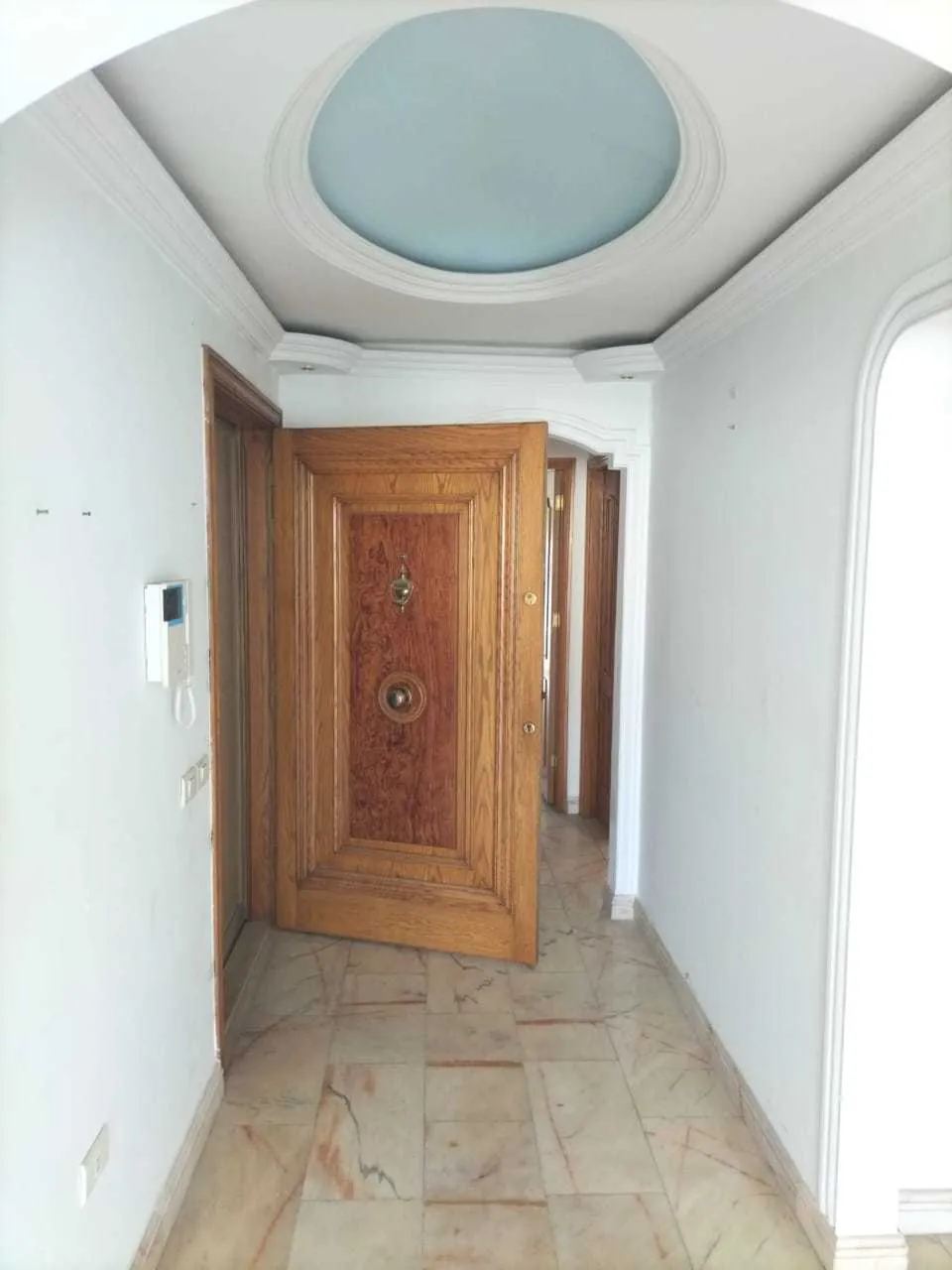 Apartment in Rawshe, Beirut in a Calm Neighborhood — الصورة 2