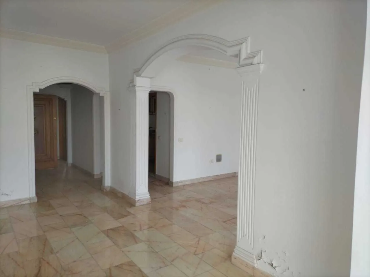 Apartment in Rawshe, Beirut in a Calm Neighborhood — الصورة 3