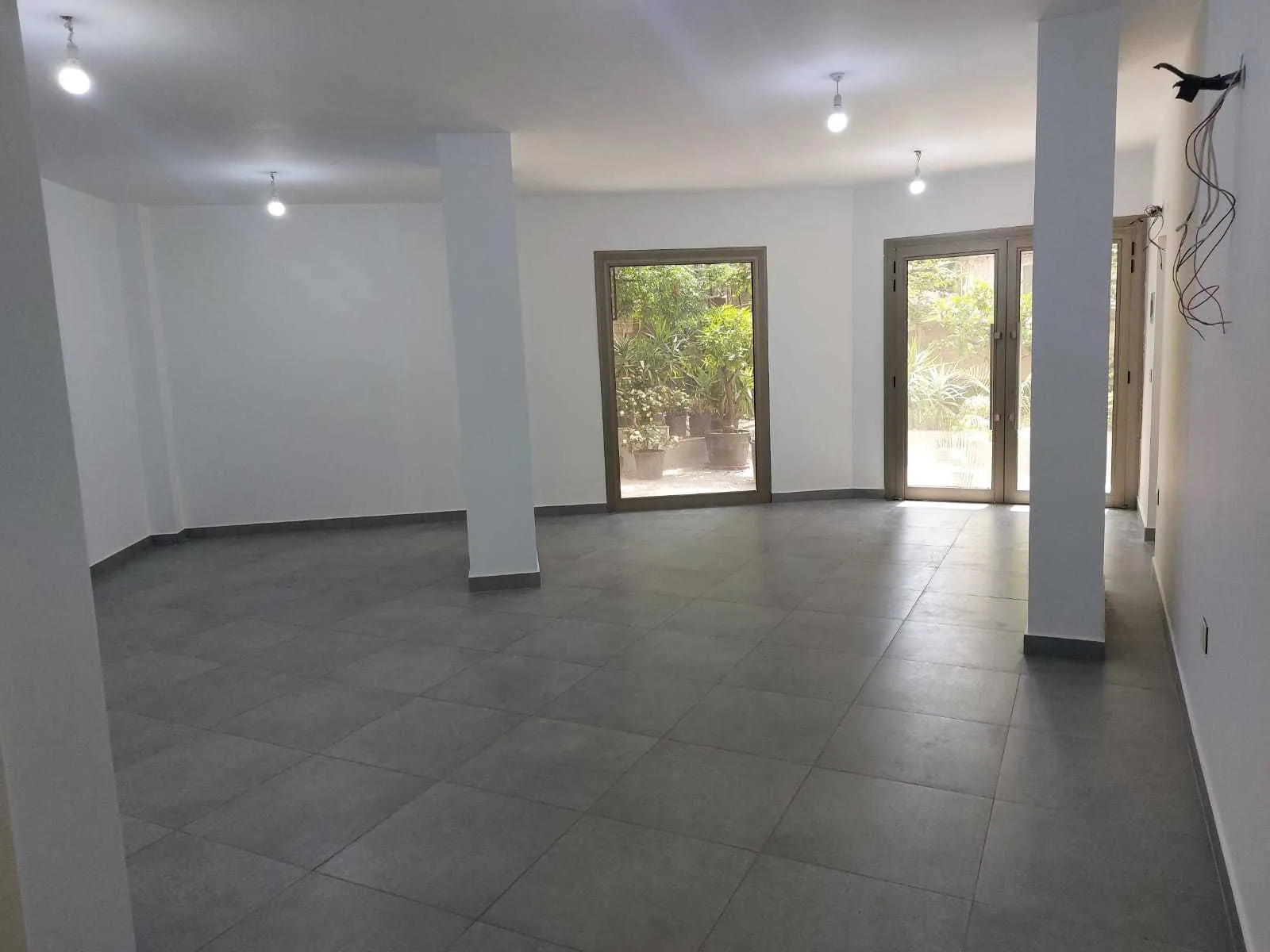 Prime Location Shop in Hazmieh, Baabda — الصورة 2