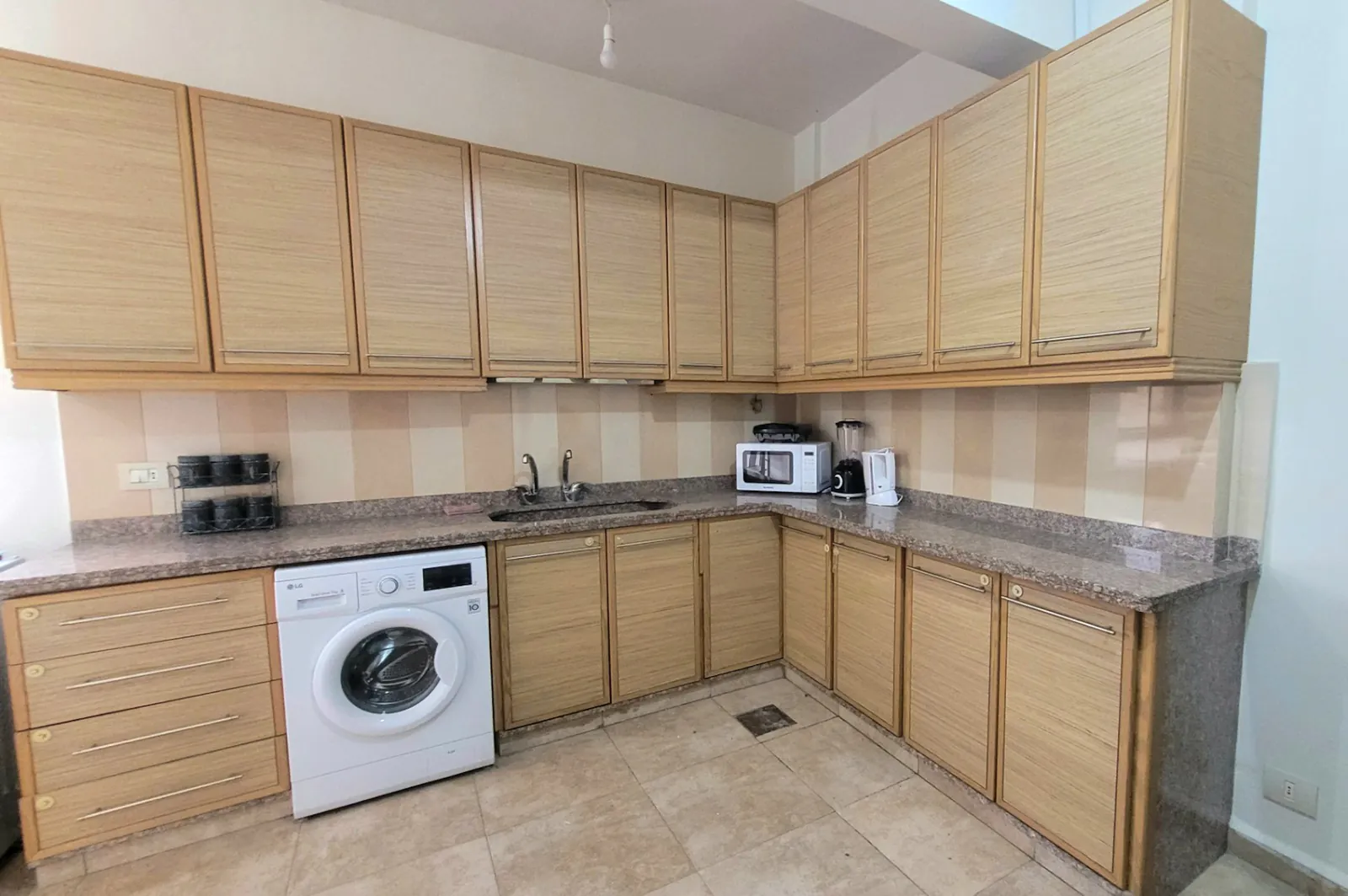 Furnished Apartment in Dbayeh, Metn with Mountain View — الصورة 5