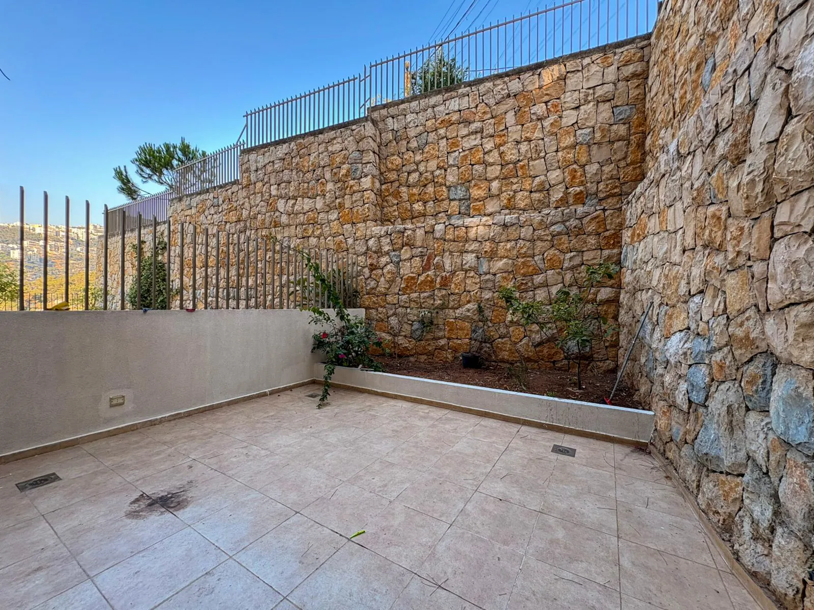 Brand New Apartment in Bsalim, Metn + 2 Terraces — الصورة 5