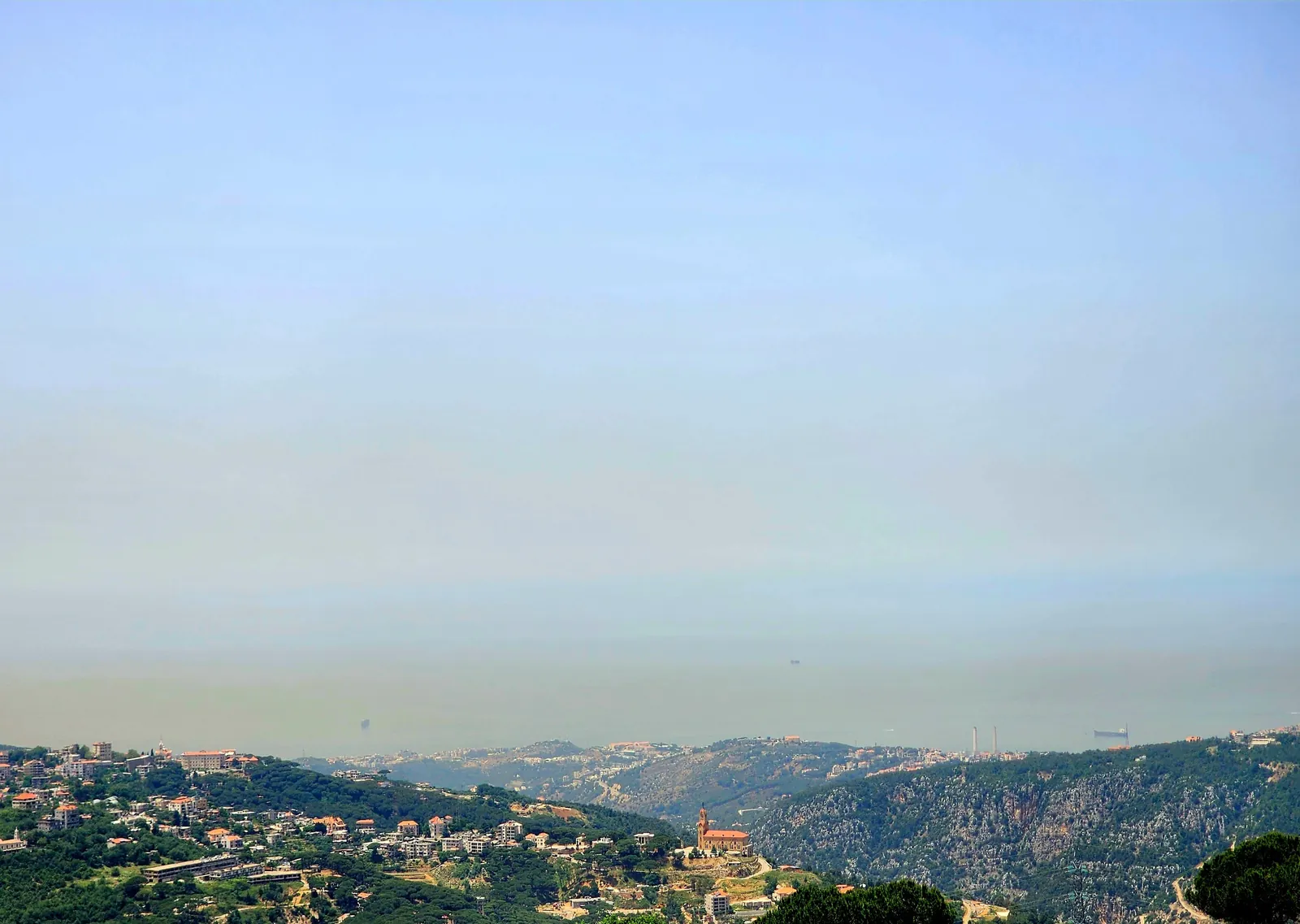 Land in Chouaiyya, Metn Overlooking the Mountains and the Ocean — الصورة 1