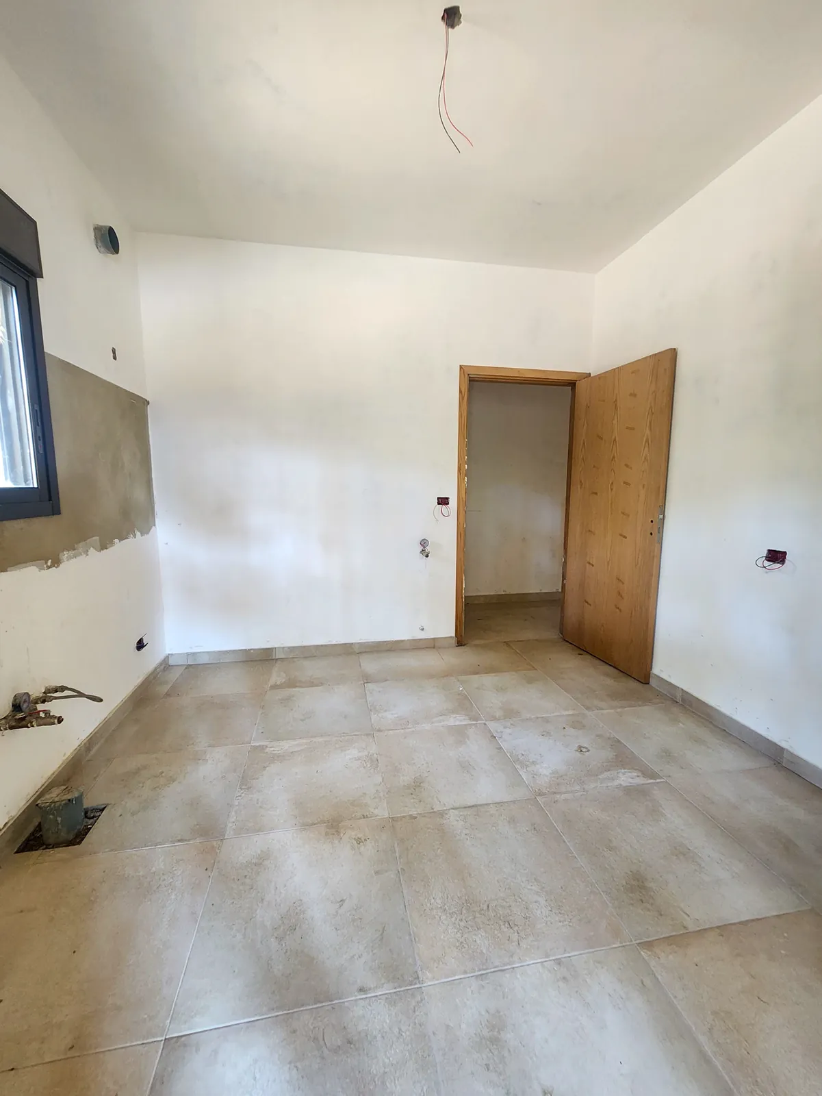 Prime Location Apartment in Douar, Metn with a Partial View — الصورة 3