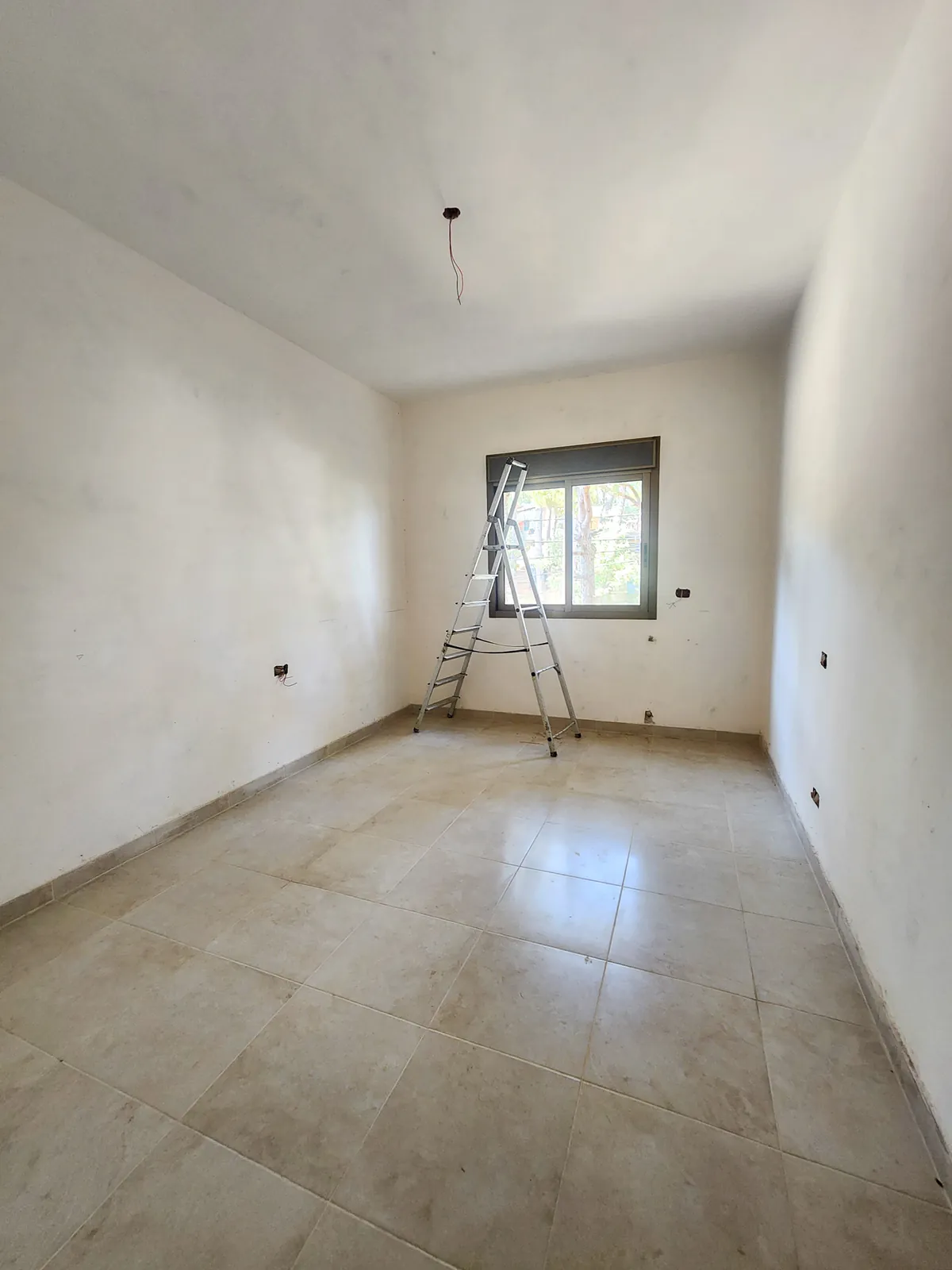 Prime Location Apartment in Douar, Metn with a Partial View — الصورة 4