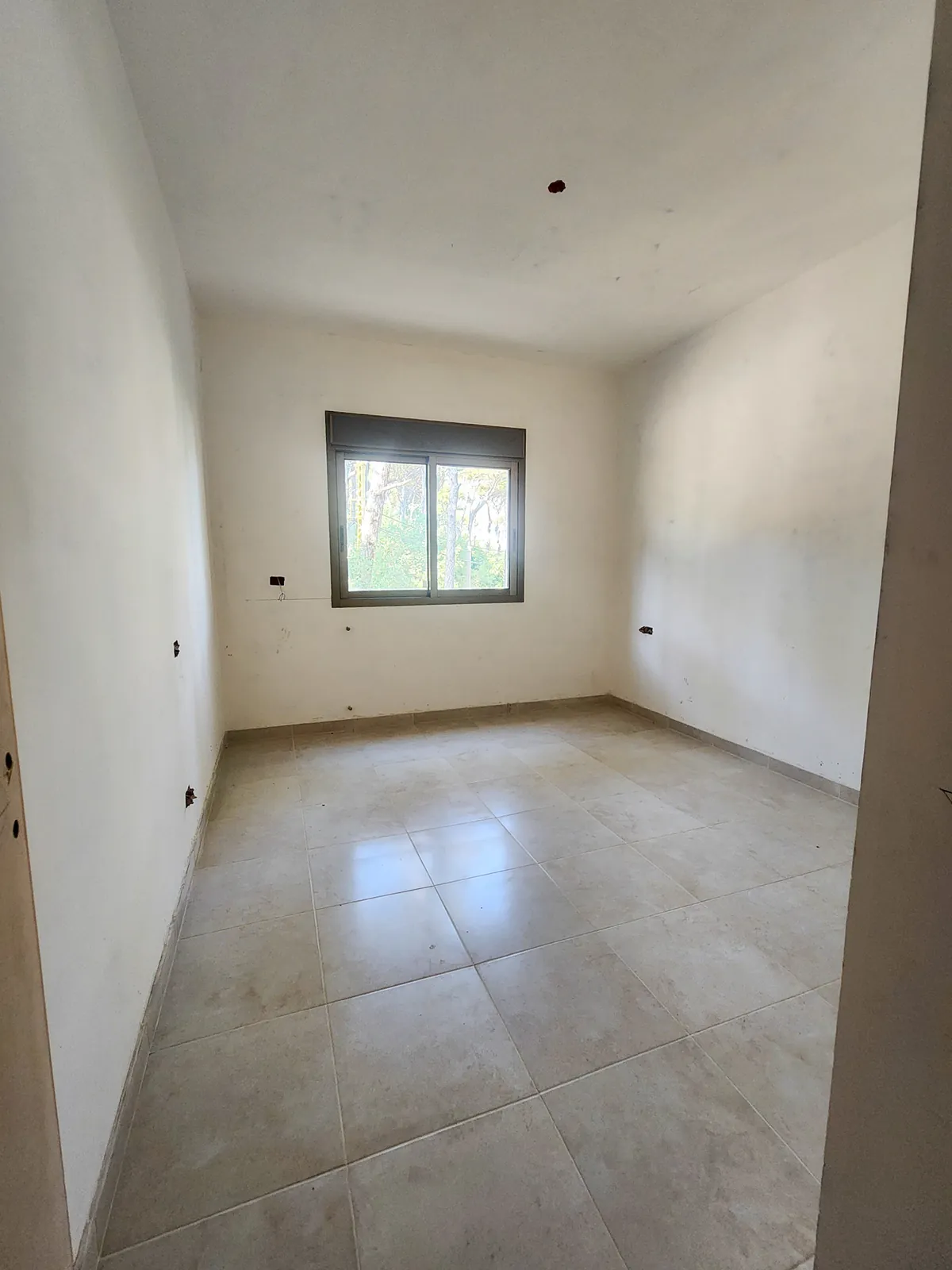 Prime Location Apartment in Douar, Metn with a Partial View — الصورة 5