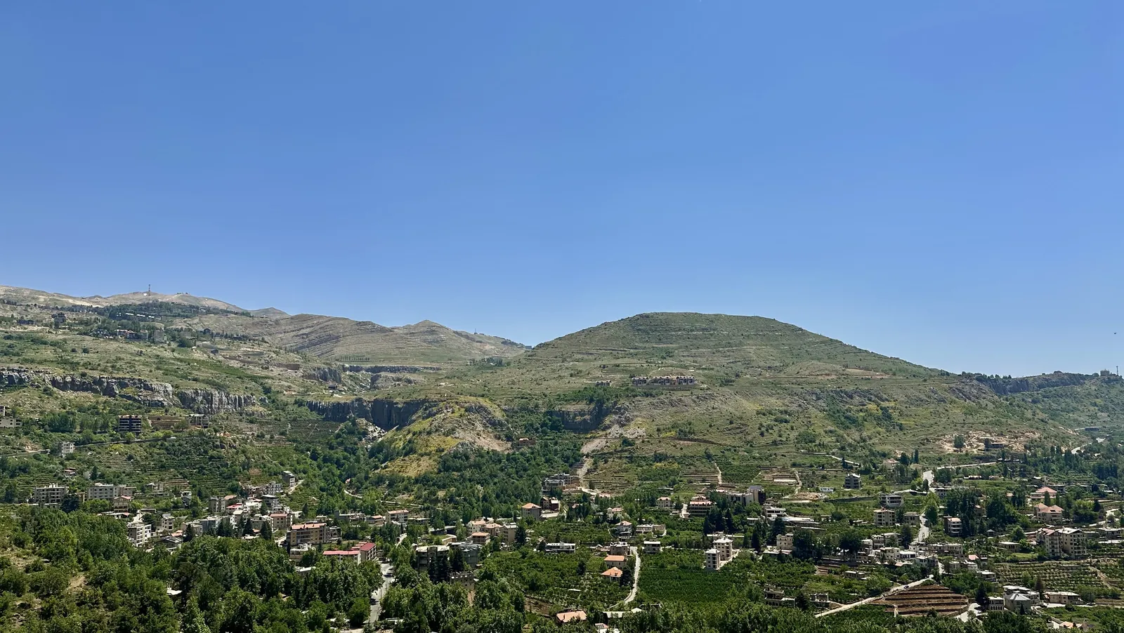 Land in Faraya with spectacular Mountains ( Non Obstructed)