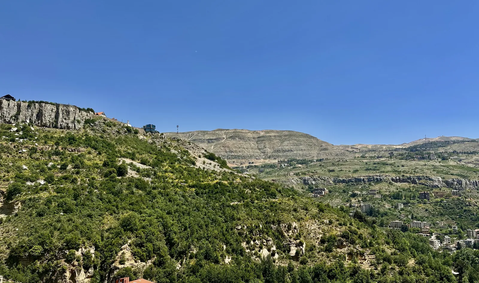 Land in Faraya with spectacular Mountains ( Non Obstructed) — الصورة 2