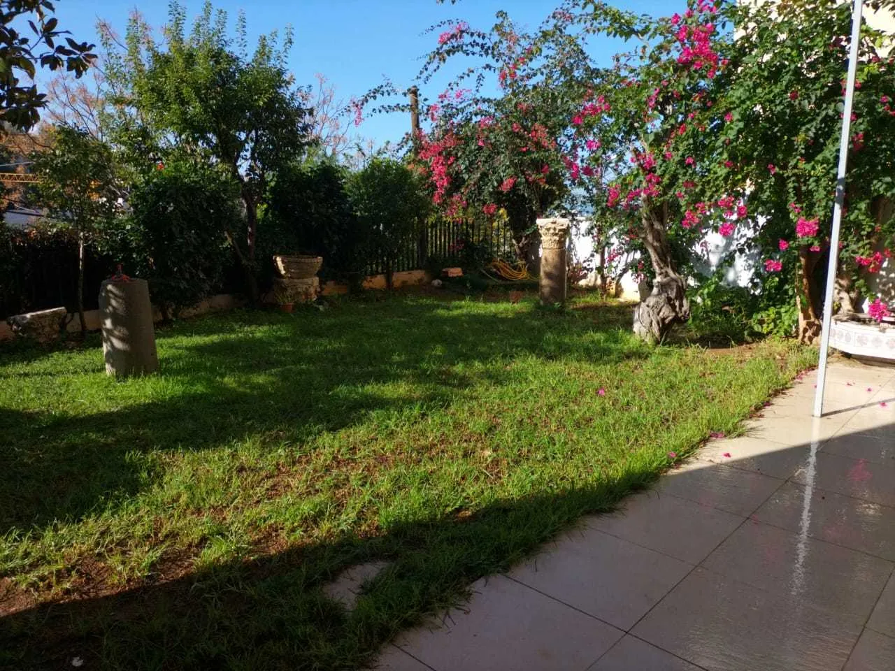 Villa in Hazmieh, Baabda with Breathtaking Panoramic Calm View — الصورة 3