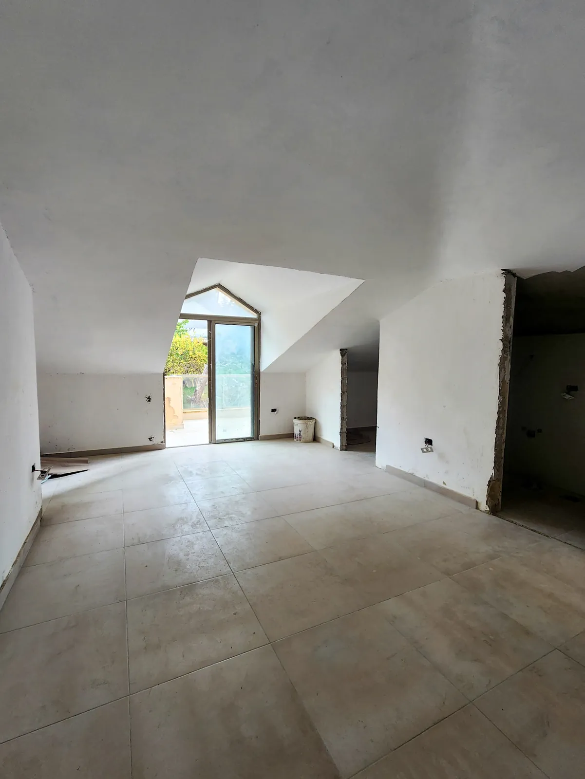 Renovated Duplex in Baabdat, Metn with Mountain View + 2 TERRACES — الصورة 2