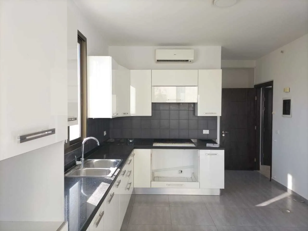 Apartment in Badaro, Beirut with Breathtaking Panoramic Calm View — الصورة 3