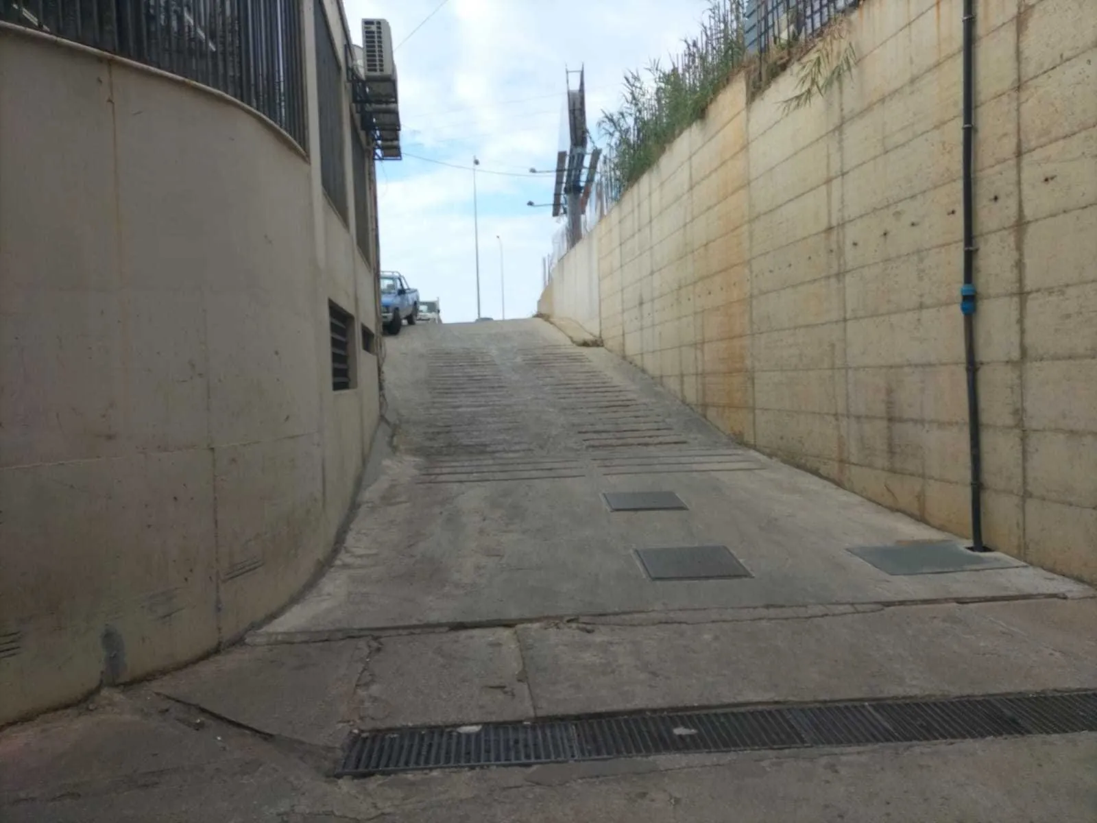 Prime Location Land & Warehouse in Jiyeh, Chouf — الصورة 4