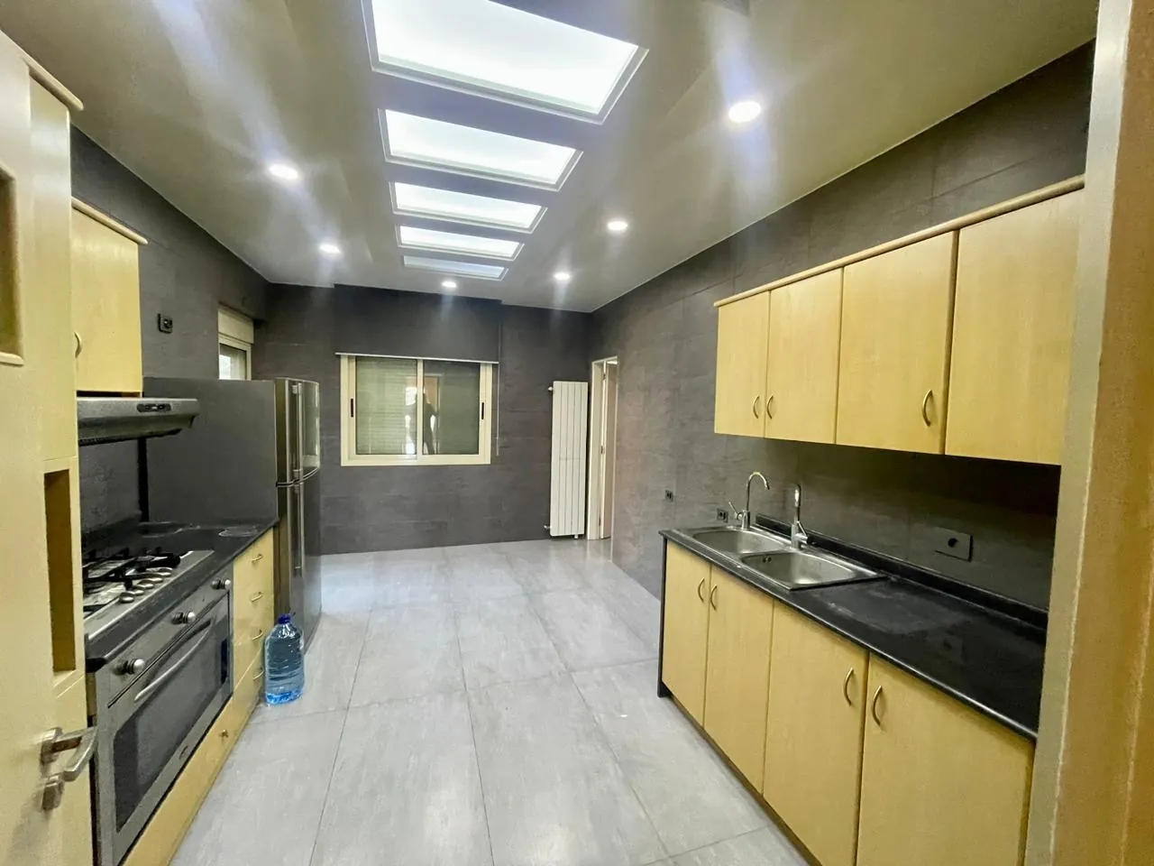 Semi Furnished Apartment in Kfarhbab with an Amazing Sea View — الصورة 4