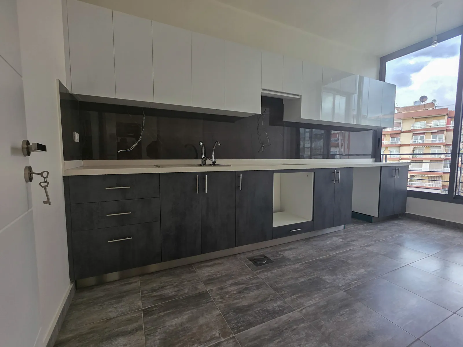 New Apartment in Antelias, Metn with Breathtaking View + TERRACE — الصورة 3