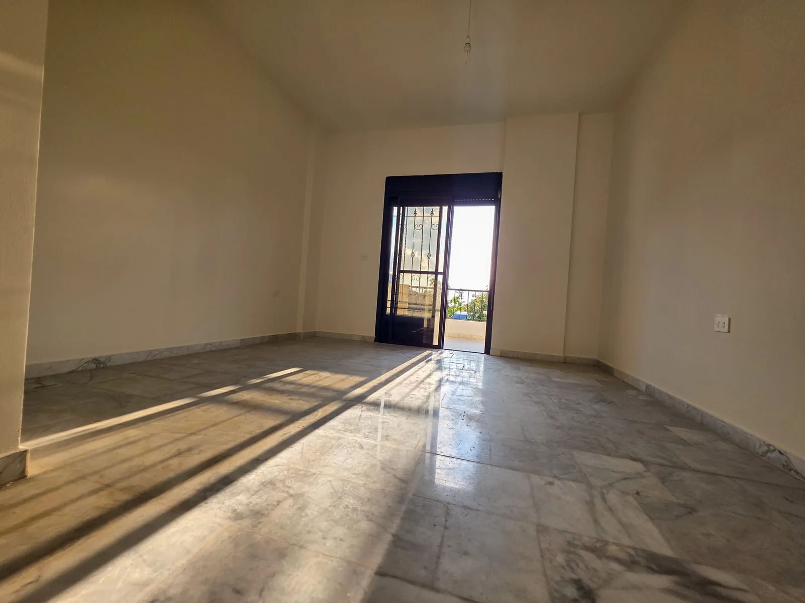 Three Bedroom Apartment in Qornet El Hamra, Metn with Terrace — الصورة 2
