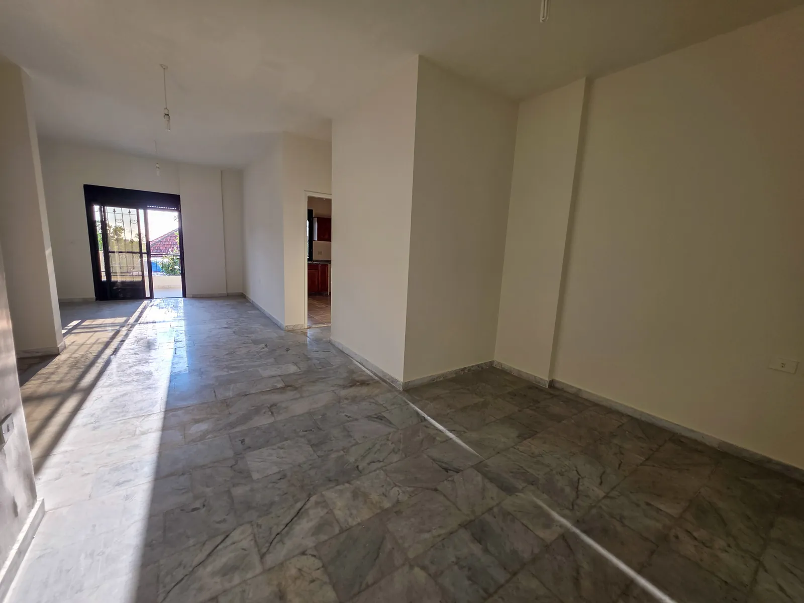 Three Bedroom Apartment in Qornet El Hamra, Metn with Terrace — الصورة 3