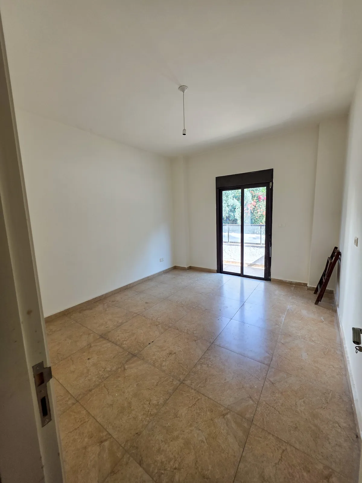 Three Bedroom Apartment in Qornet El Hamra, Metn with Terrace — الصورة 5