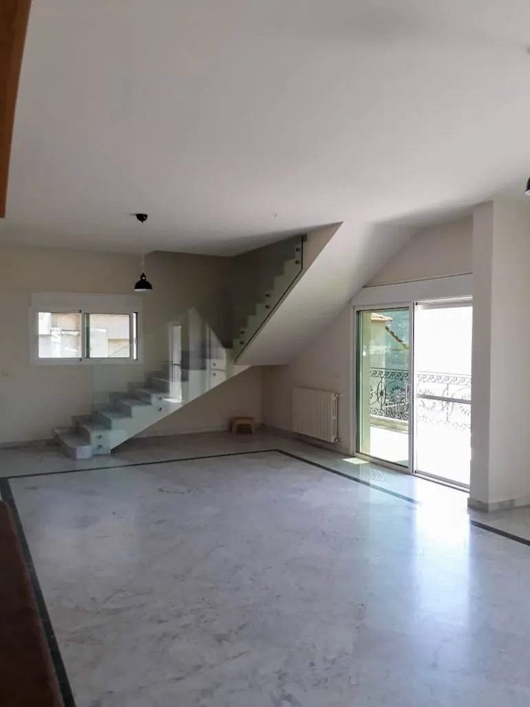 Triplex in Baabdat, Metn with a Breathtaking Mountain View — الصورة 4
