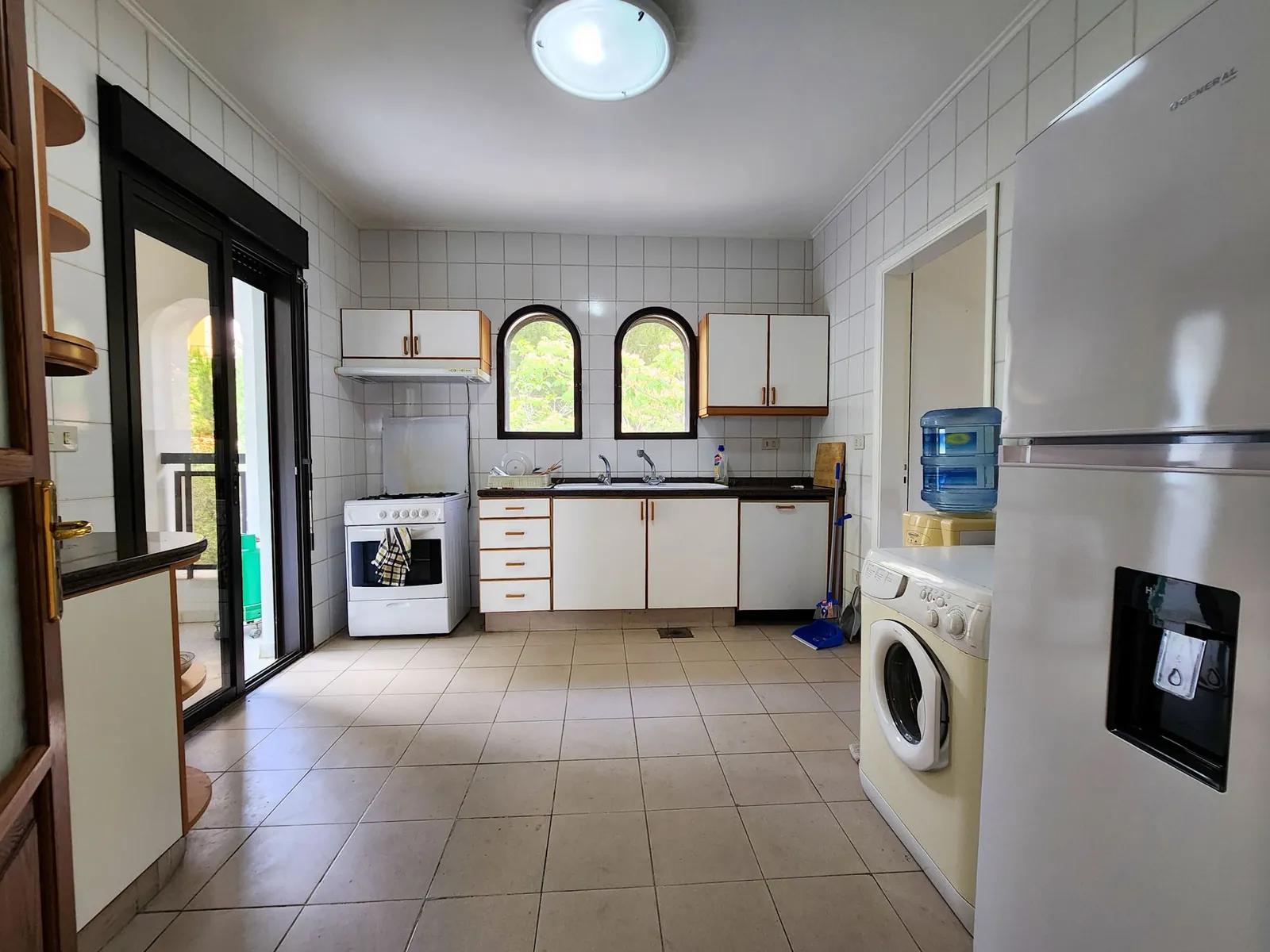 Fully Furnished Apartment in Broumana, Metn with a Mountain View — الصورة 4