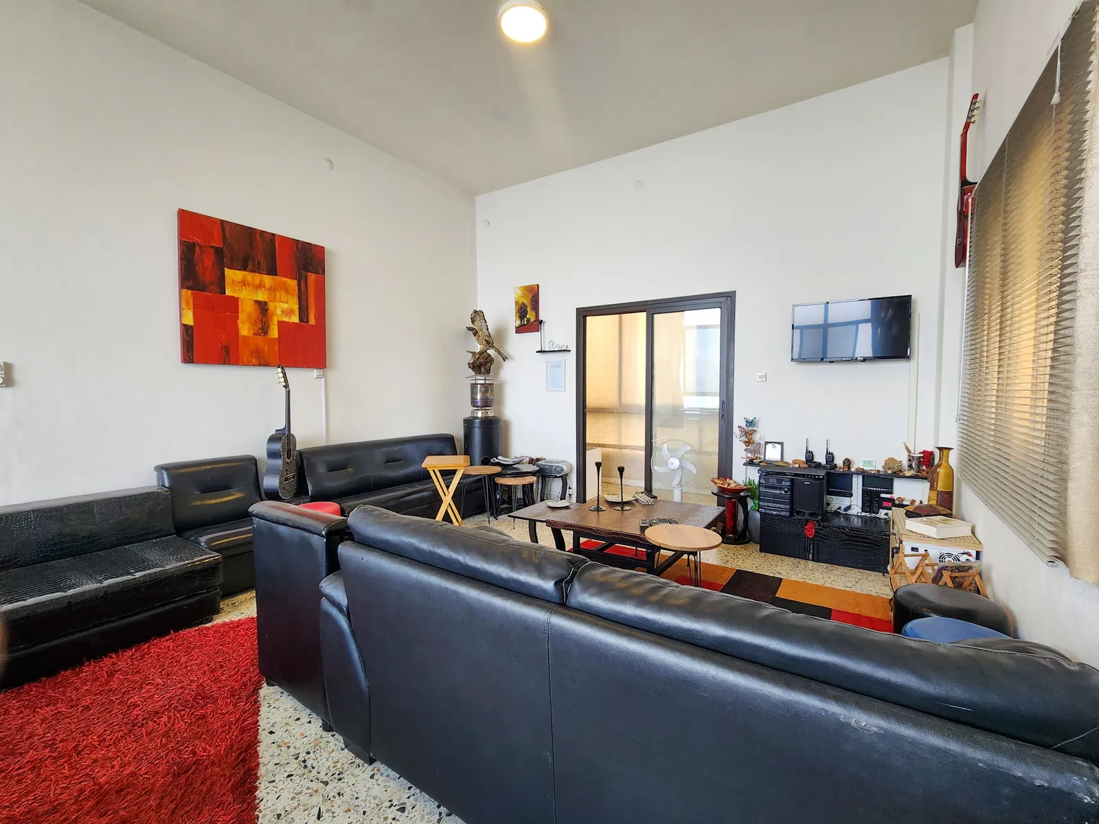 Furnished Apartment in Douar, Metn with a Breathtaking Sea and Mountain View — الصورة 3