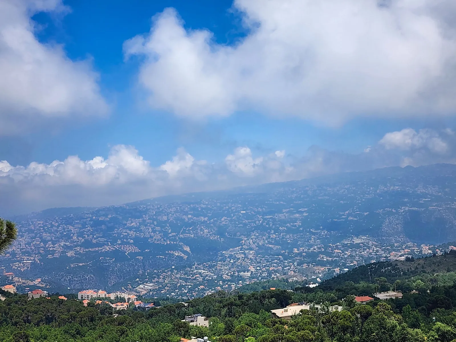 Furnished Apartment in Douar, Metn with a Breathtaking Sea and Mountain View — الصورة 4
