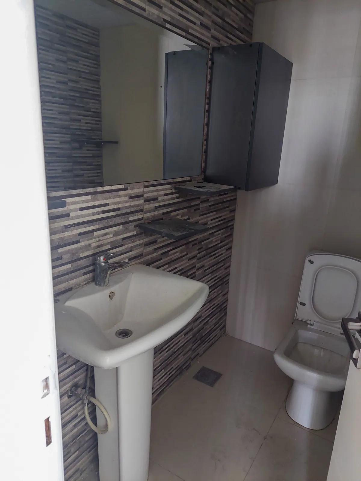 Spacious Apartment in Zikrit, Metn with Sea and Mountain View — الصورة 5