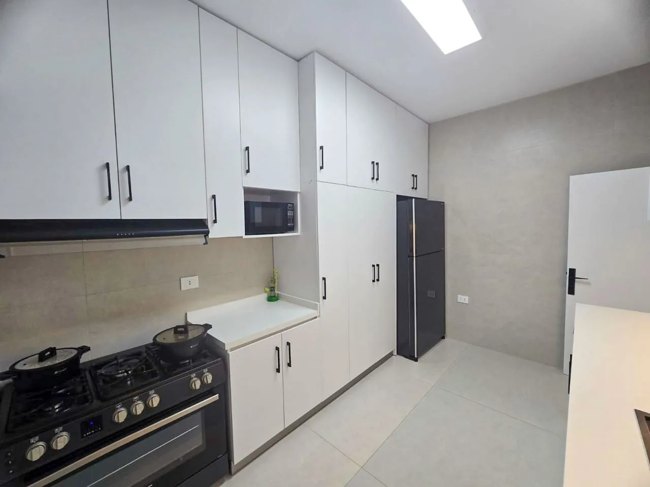 Fully Renovated/Furnished Apartment in Elissar, Metn with a Breathtaking Sea View — الصورة 3