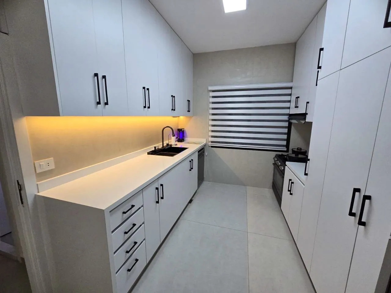 Fully Renovated/Furnished Apartment in Elissar, Metn with a Breathtaking Sea View — الصورة 4