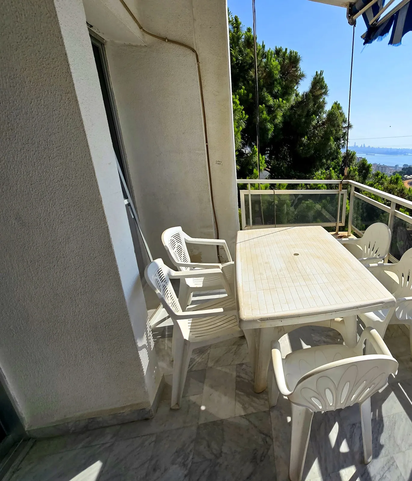 Semi Furnished Spacious Apartment in Aoukar, Metn with Sea View — الصورة 1