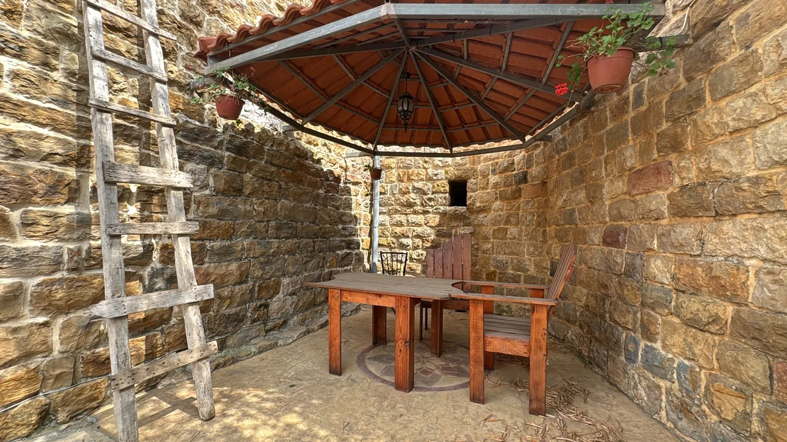 Shop for Rent in Jouret El Ballout — الصورة 2