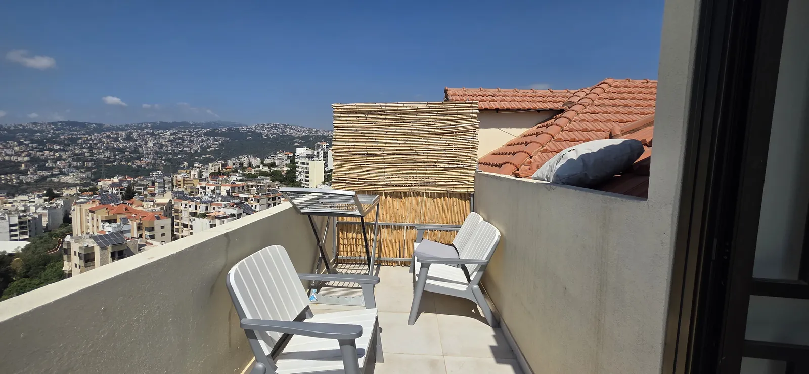 Fully furnished roof apartment for Rent in Mazraat Yachouh — الصورة 5