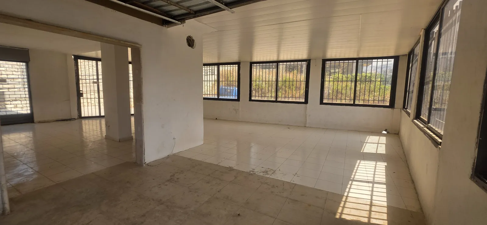 Showroom for Rent in Awkar