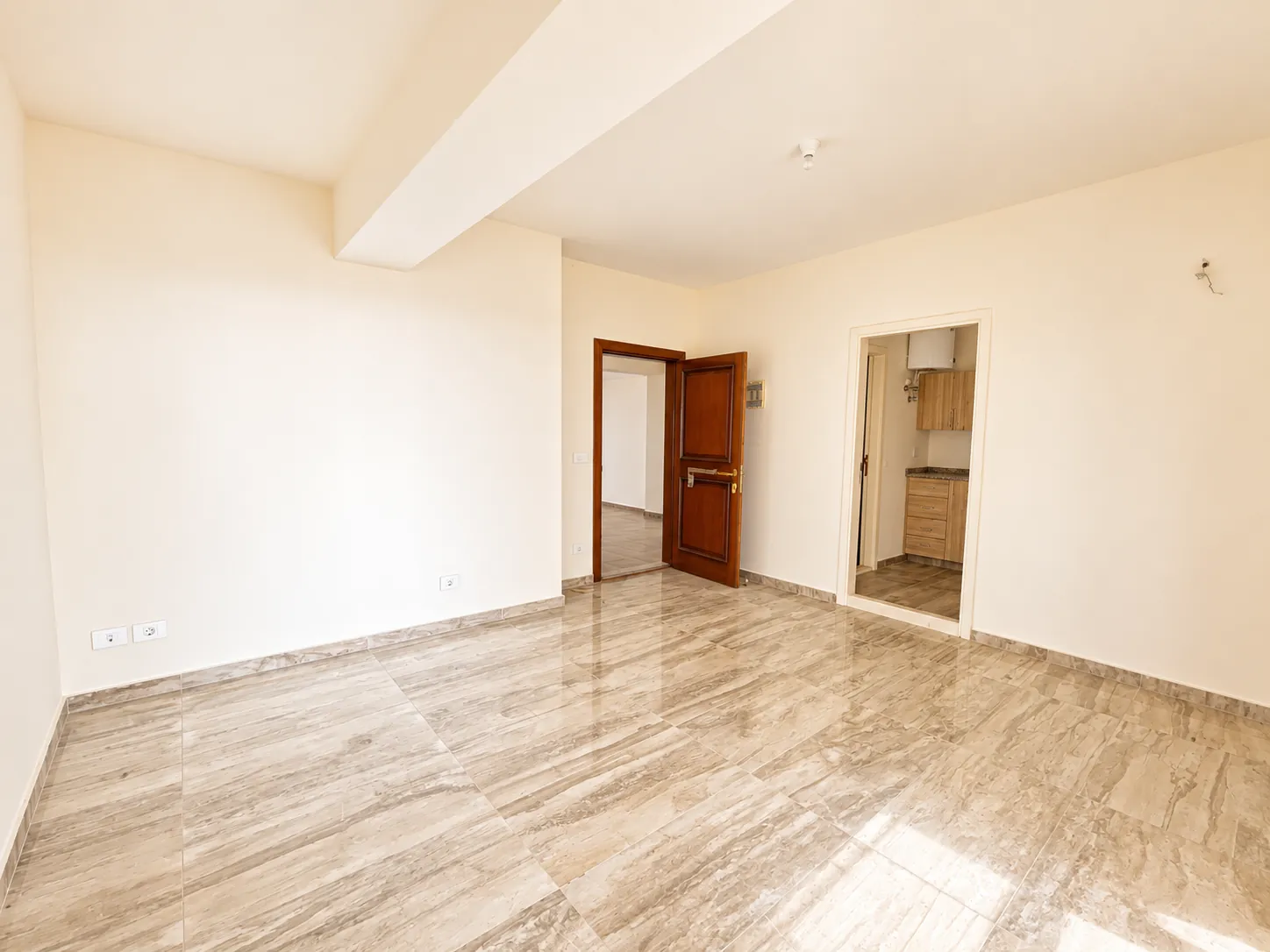 Office for Rent In Jbeil — الصورة 2