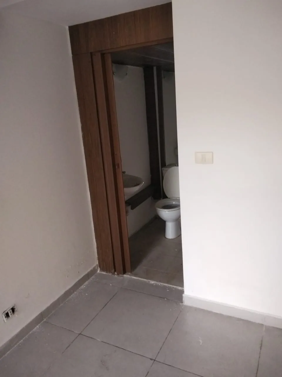 Shop for Rent at jouret el ballout — الصورة 3