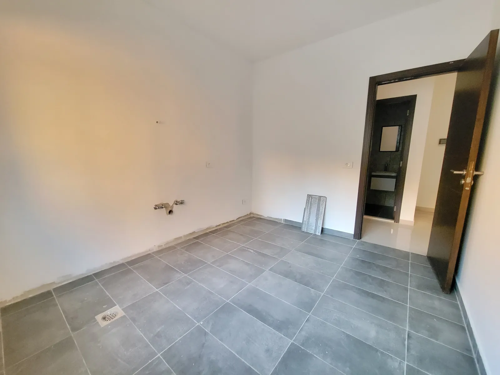 Brand New Apartment for Sale in Halat