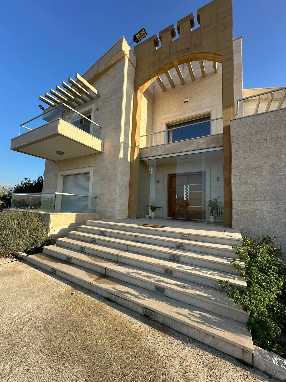 Villa for Sale in Kfarnabrakh Chouf