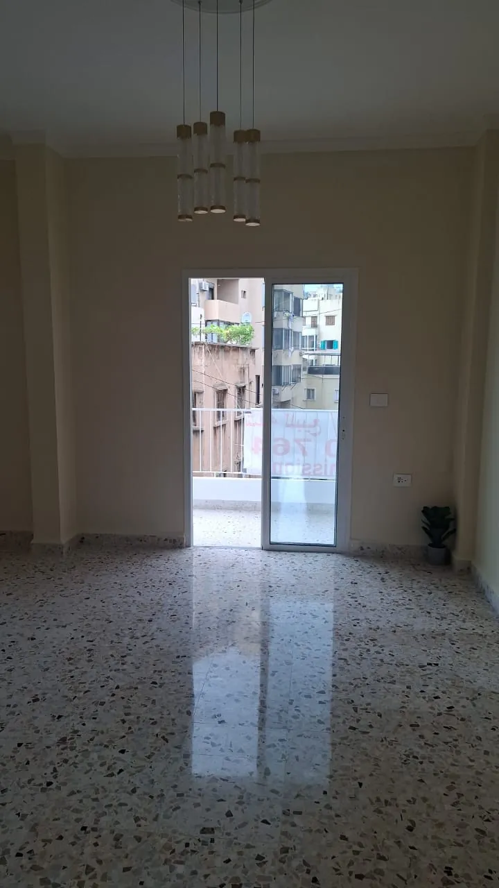 For Sale: Apartment in Furn El Chebbak — photo 2