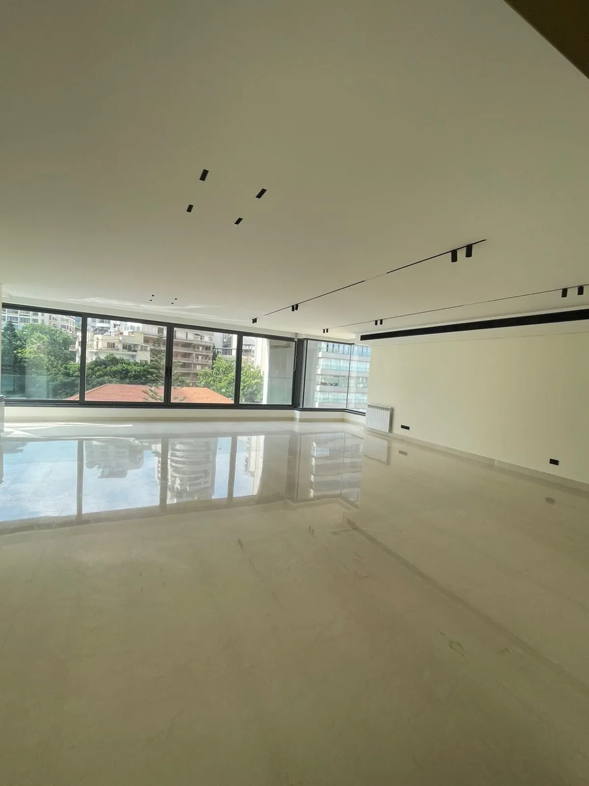 For Sale: Apartment in Ain El Mraisseh