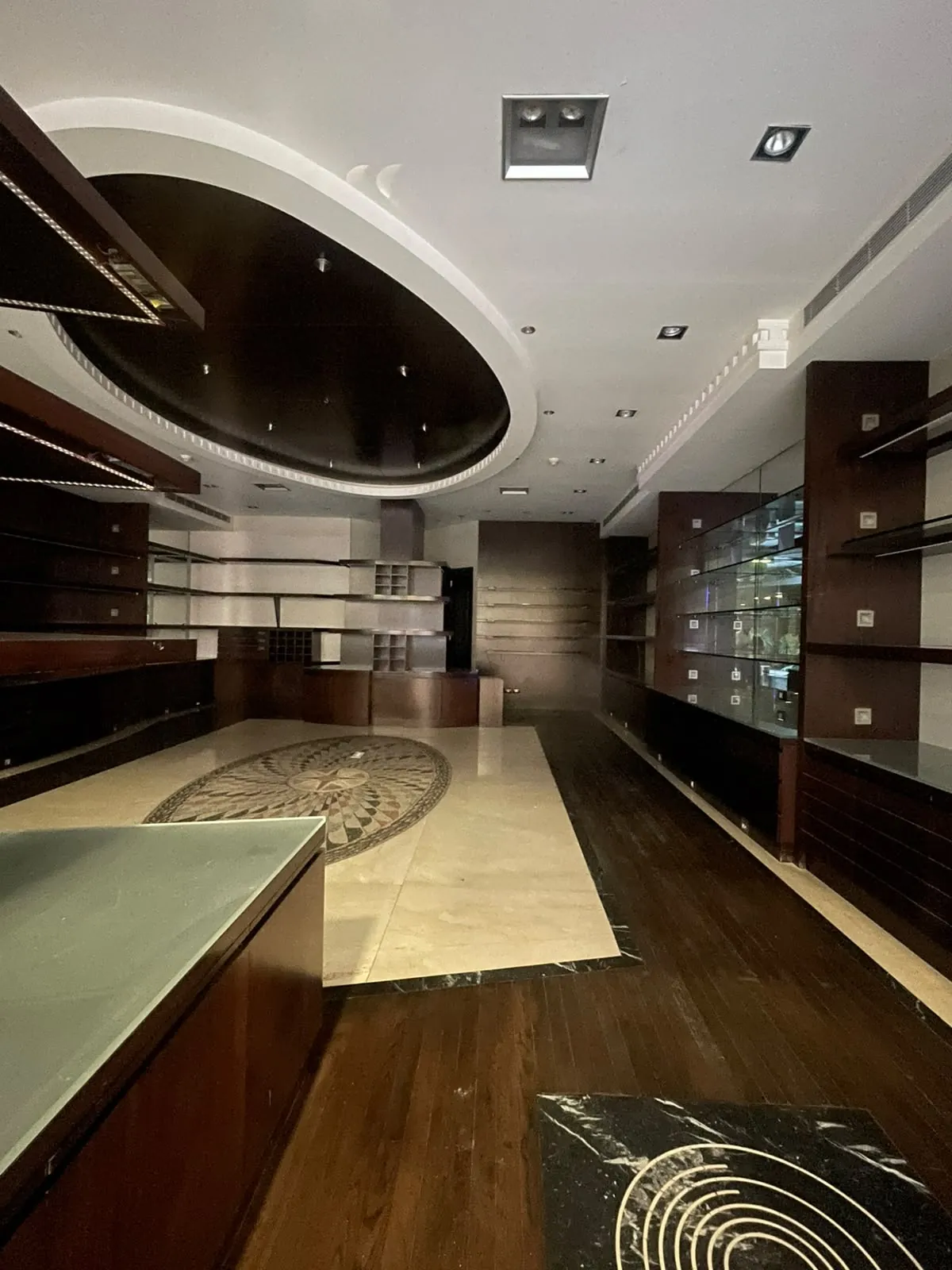 For Rent: Shop in Verdun