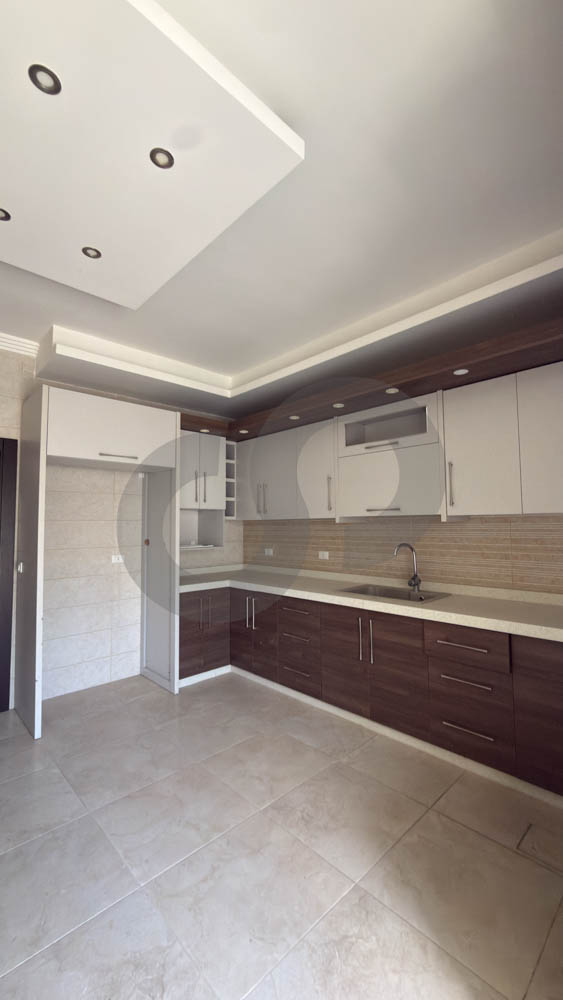 spacious 220 SQM/calm area/generous living spaces/al hosh,tyre — الصورة 2