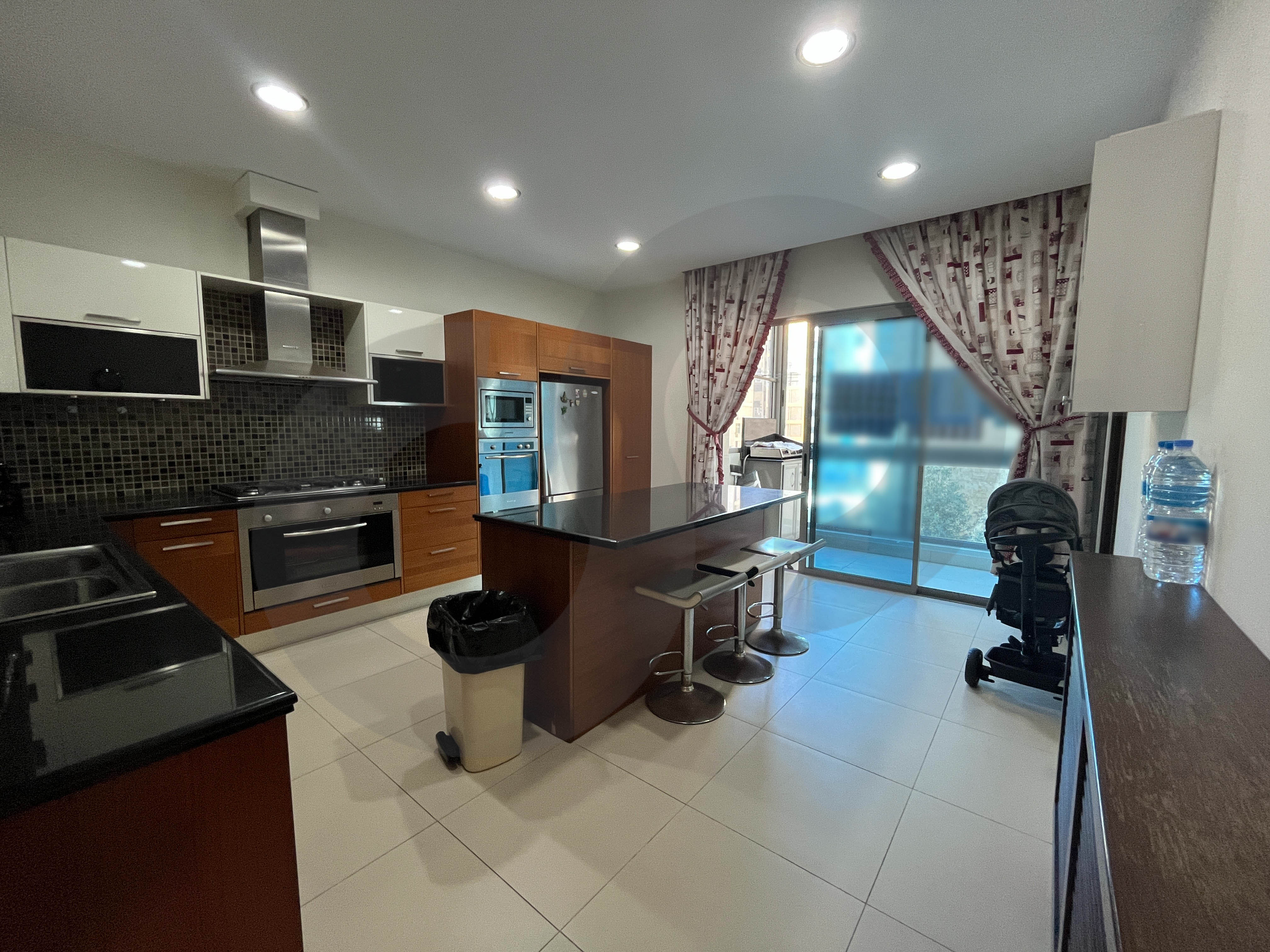 A prestigious residence in the highly sought-after For Sale/Prime Second Line/RAMLET EL BAYDA-BEIRUT — الصورة 2