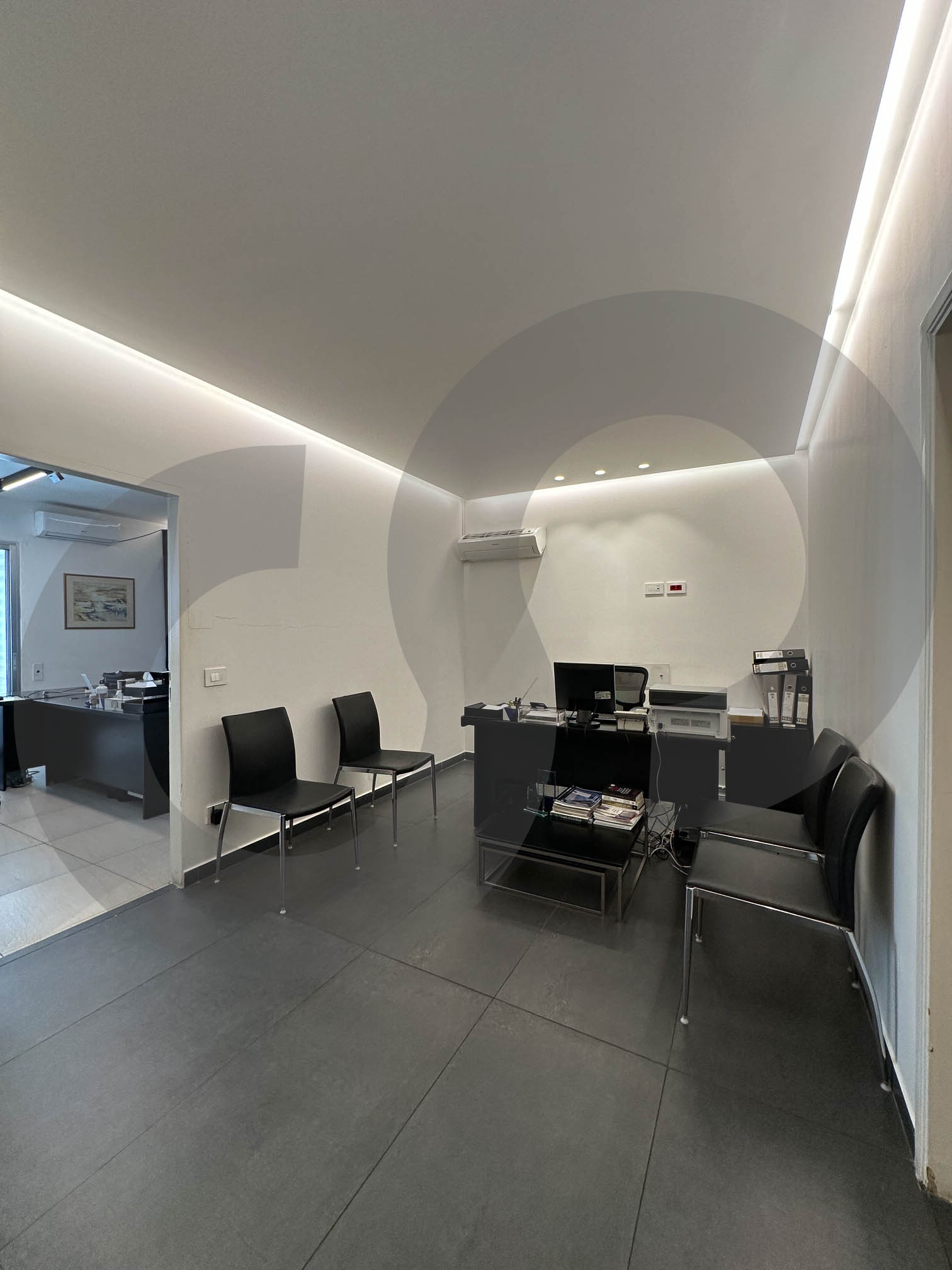 OFFICE/COULD BE USED AS AN APARTMENT/ACHRAFIEH,Sursock / 24/7 electricity — photo 2