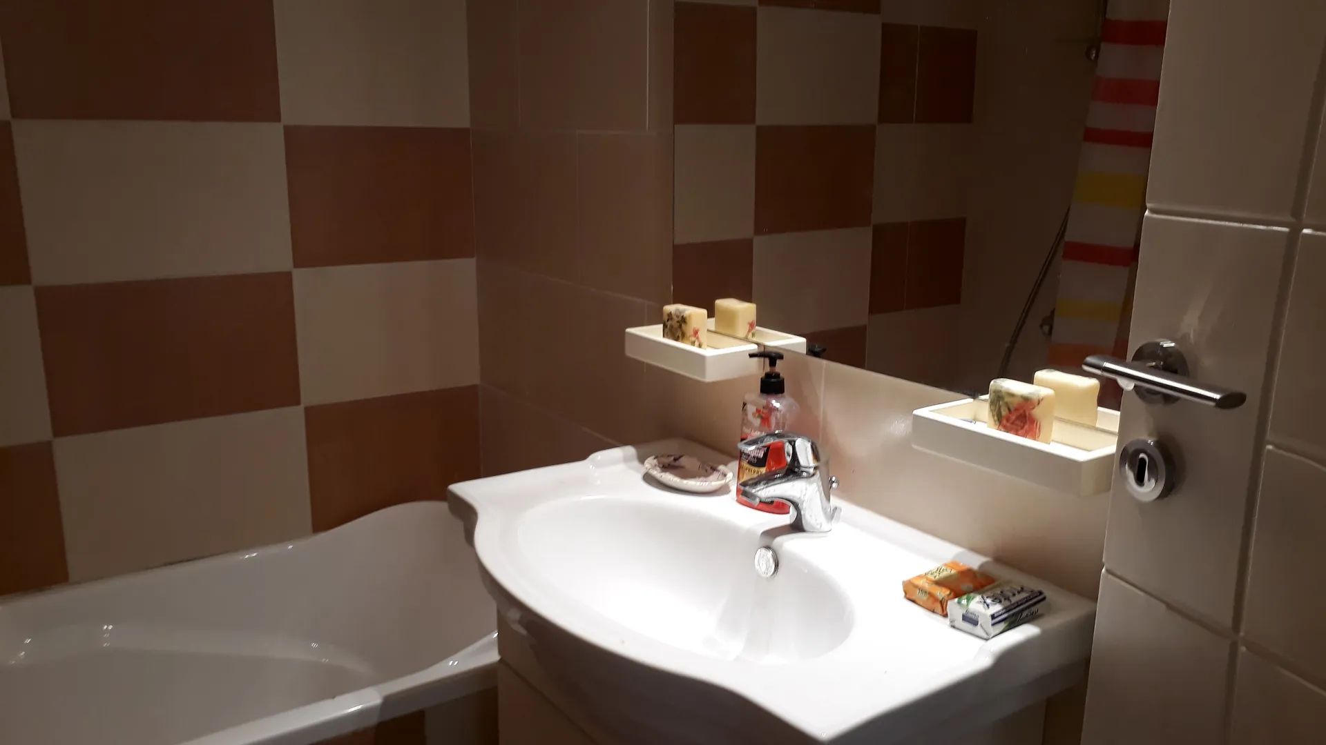 Fully Furnished Apartment For Rent in Naccache — الصورة 3