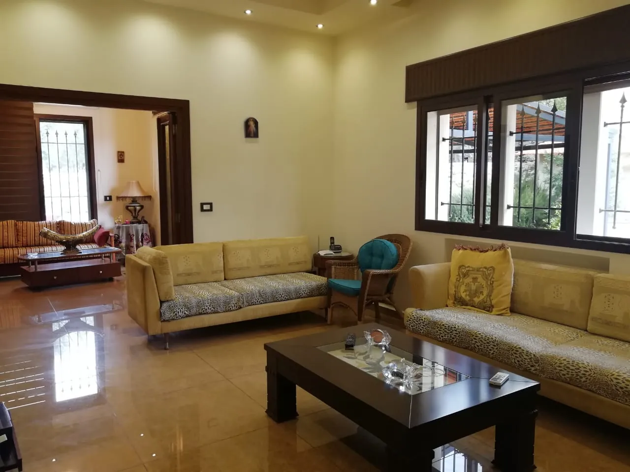 Villa For Sale In Jeddayel In A Calm Zone — الصورة 10
