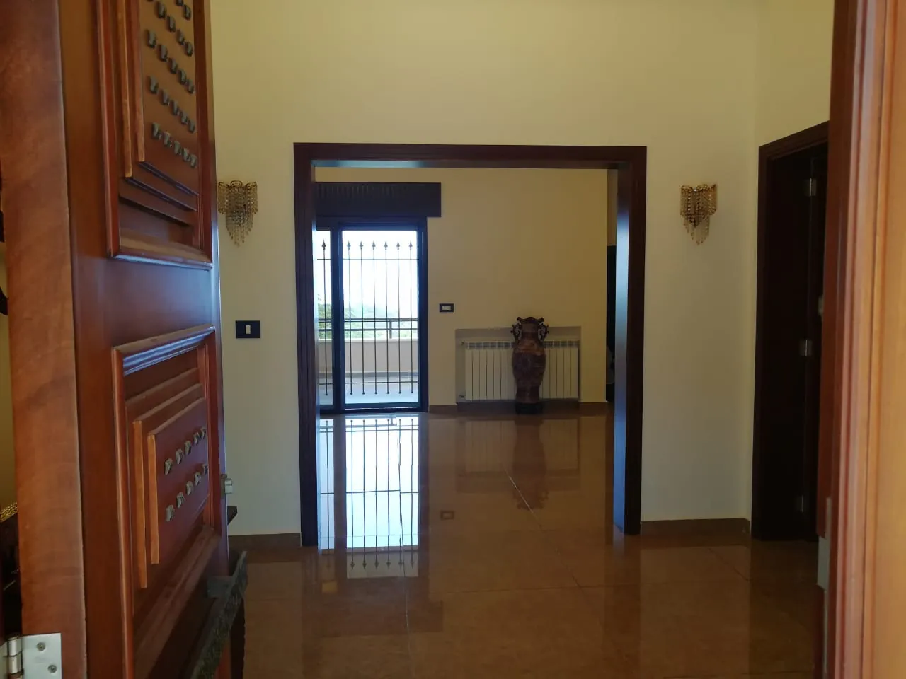 Villa For Sale In Jeddayel In A Calm Zone — الصورة 5