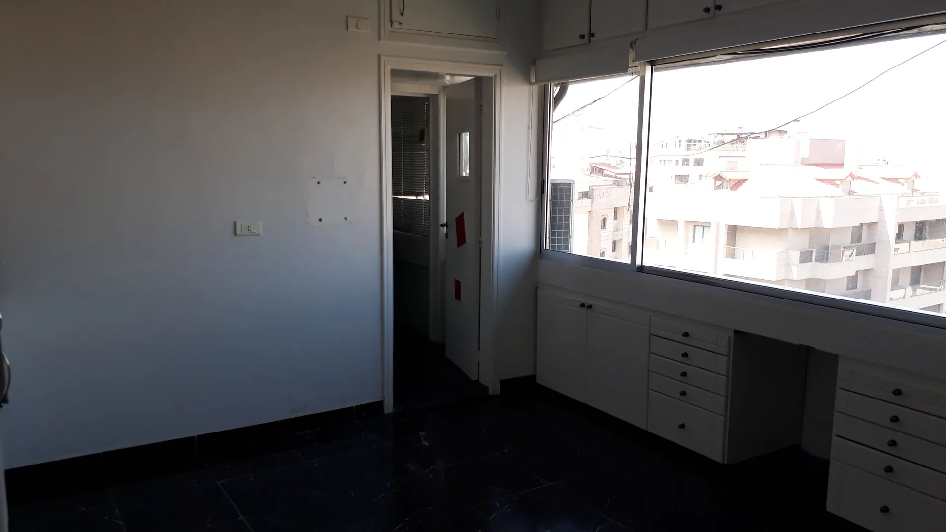 Prime Location Office For Rent on Jounieh Highway — الصورة 3